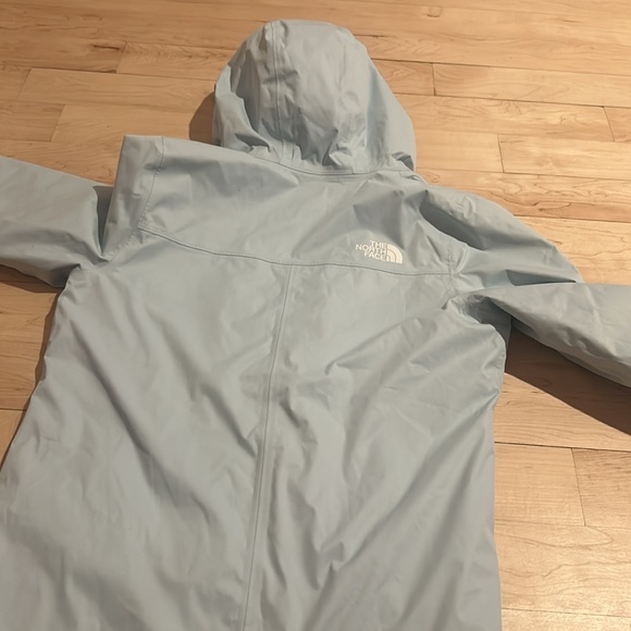 Light blue north face jacket barely used in great condition - Picture 3 of 4